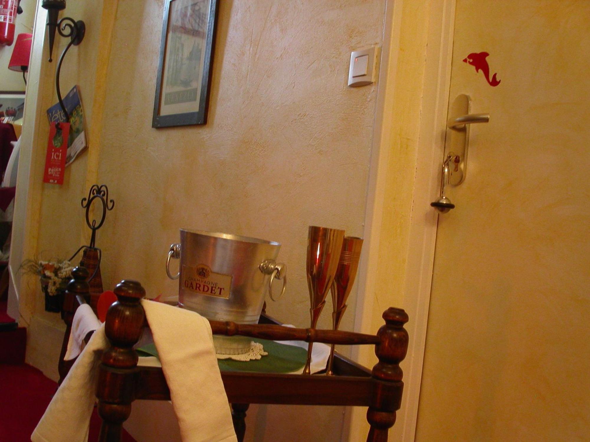 Hotel Le Dauphin Moulins-la-Marche Екстер'єр фото