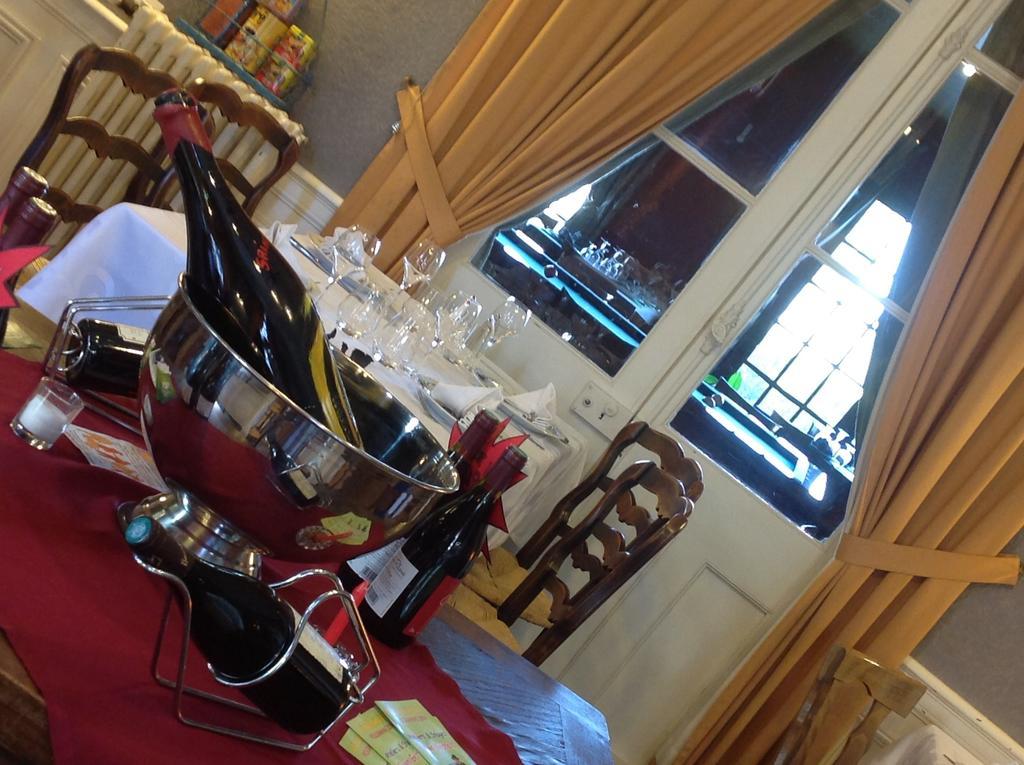 Hotel Le Dauphin Moulins-la-Marche Екстер'єр фото