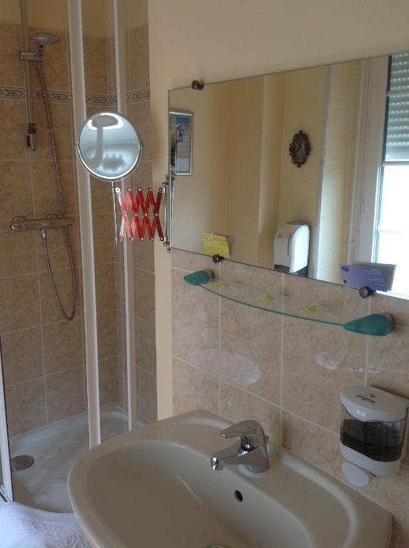 Hotel Le Dauphin Moulins-la-Marche Екстер'єр фото