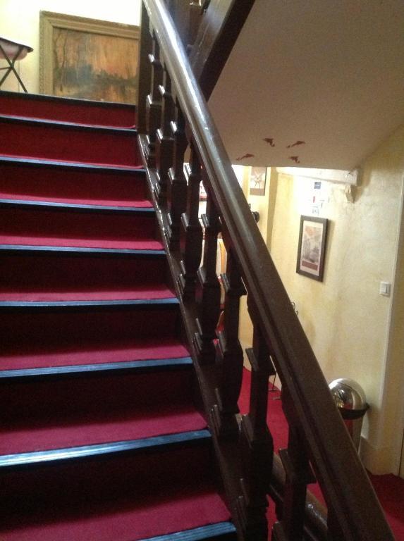 Hotel Le Dauphin Moulins-la-Marche Екстер'єр фото
