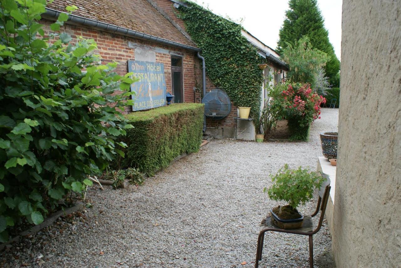 Hotel Le Dauphin Moulins-la-Marche Екстер'єр фото